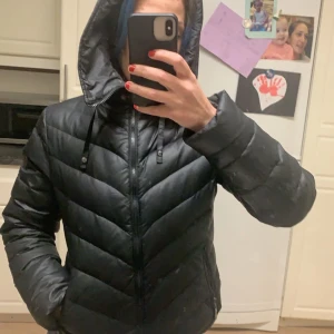 HOLLIES - HOLLIES svart kort vinterjacka . Knappt använd. Stl 40. Men kan ha den och har själv stl xs 