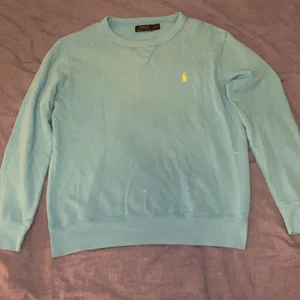 Ralph lauren tröja  - Säljer en jätte fin RL tröja som är i en väldigt ljus blå/turkos färg och är i väldigt tunt och luftigt material köptes i USA för 1,5 år sedan för ca 900kr och den är använd därav det bra priset, den är herr men går att användas såklart av tjejer 