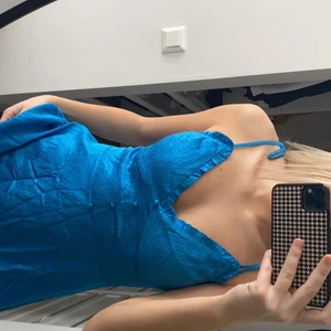 Klänning Zara - Säljer just nu några klänningar ifrån Zara, som tyvärr inte passade mig i storleken och missade tyvärr att returnera dem. Klänningarna är endast testade, alltså i nyskick. Kontakta mig vid intresse eller lämna bud i kommentarerna! ☺️ 