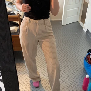 Kostymbyxor  - Helt oanvända kostymbyxor från NAKD i storlek 36😊 köparen står för frakten💜