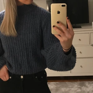 Tröja nakd - Skön och fin stickad tröja från nakd. Super fin blåfärg. Storlek 36. Använd endast ett fåtal gånger! Nypris 399kr
