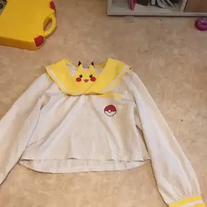 Säljer denna pikachu tröja från kawaiishop! Man kan gömma Pikachu under kragen eller ha den uppe. Tyvärr så har en knapp gott sönder men de funkar som vanligt!