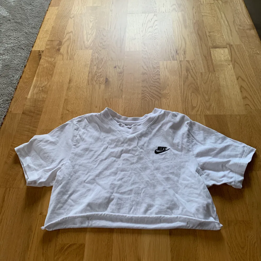 En supersnygg vit avklippt nike T-shirt som tyvärr inte kommer till användning 🤍. T-shirts.