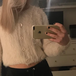 Kofta zara - Super mysig kofta från zara, köpt för nån månad sen men använd 1 gång. Köpt för 399kr! Tröjan är petit och är därför i storlek M/L. Annars brukar ja oftast vara storlek S i tröjor, så passar XS/S/M