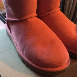 Rosa Uggs - Helt oanvända fina Uggs!Storlek 39                             Köpta för 2400, säljer för 800 kr