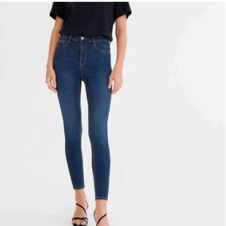 Högmidjade Molly jeans från Gina, Använda en gång så passformen är som ny. 80kr + en liten fraktkostnad som tillkommer . Jeans & Byxor.