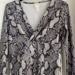 Body orm mönster  - Orm body köpt i H&M. Storlek S/M. Pris 50kr