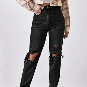 Svarta jeans med hål  - Skitsnygga jeans från Shein. Storlek S men skulle säga att dom är mer som XS. Lite mer grå än på hemsidan, syns på tredje bilden. Endast provade och säljer för att de var för små. Nytt pris var 249kr, jag säljer dom för 180kr med frakt inräknat.