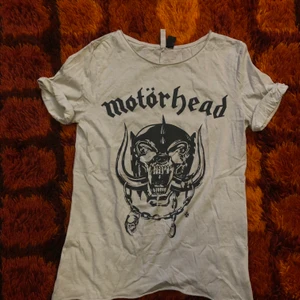 Motörhead tshirt - En grå/vit tshirt med Motörhead motiv. Storlek XS men är oversize så passar även S. Går att mötas upp i Hagfors eller så skickas den med posten där köparen står för frakten!