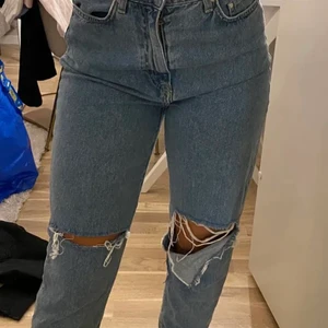 Baggy Jens  - Baggy Jens med slitningar. Knappt andvända 