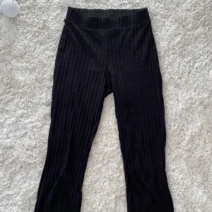 Byxor - Fina ribbade byxor med slits ner till ifrån Ginatricot💕