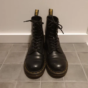 Dr Martens - Använder inte så mycket längre- så nu ska dem bort! Stället som är "fulast" på skon är väl fram-biten, tog en extra bild där, men det är väl verkligen där det är som värst. Det är ju då inte hål eller något sånt, men mer att det bara "veckat" sig.
