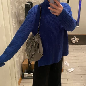 NAKD stickad tröja - Stickad tröja från NAKD, i en jätte fin speciell blå färg, fin slits på båda sidorna, toppen skick!! Kund står för frakt 