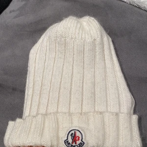 Mocler mössa bra pris  - En vit moncler mössa stickad varm och skön passar alla har inte ngn storlek. Pris kan diskuteras 