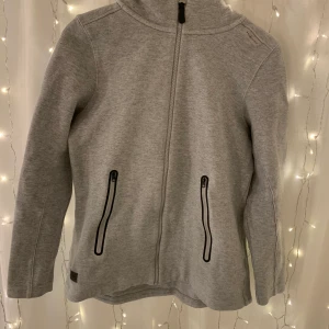 Sail Racing  - Super fin hoodie från Sail Racing i mycket fint skick, den är använd sparsamt! Säljer pgr av att den är för stor. Nypris: 1300 kr, mitt pris 650 eller höst budande. Köparen står för frakt🤩 pris kan diskuteras 