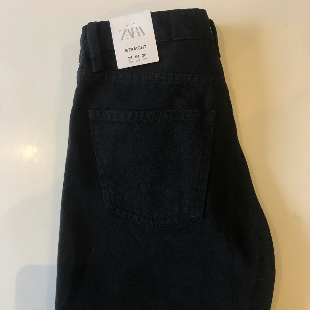 Raka jeans från Zara i storleken 36. Aldrig använda utan endast testade och säljer då jeansen är för små. Slutsålda på hemsidan. Frakt på 50 kr tillkommer🤎 . Jeans & Byxor.