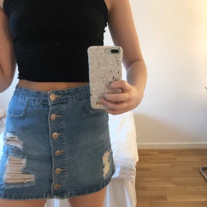 Jeanskjol från Forever 21 - Jeanskjol med slitningar storlek XS.