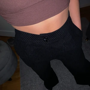 Svarta Manchesterbyxor  - Från SHEIN, storlek 34, säker pga förstora, aldrig använda. 50kr exklusive frakt 