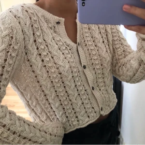 ZARA virkad kofta  - Lägger ut igen då det var oseriösa köpare senast jag la ut plagget. Säljer min superfina kofta från zara som är helt oanvänd och som ny. Köpt för 399kr så säljer inte under mitt satta pris så inga skambud!!! Frakt 62kr. 
