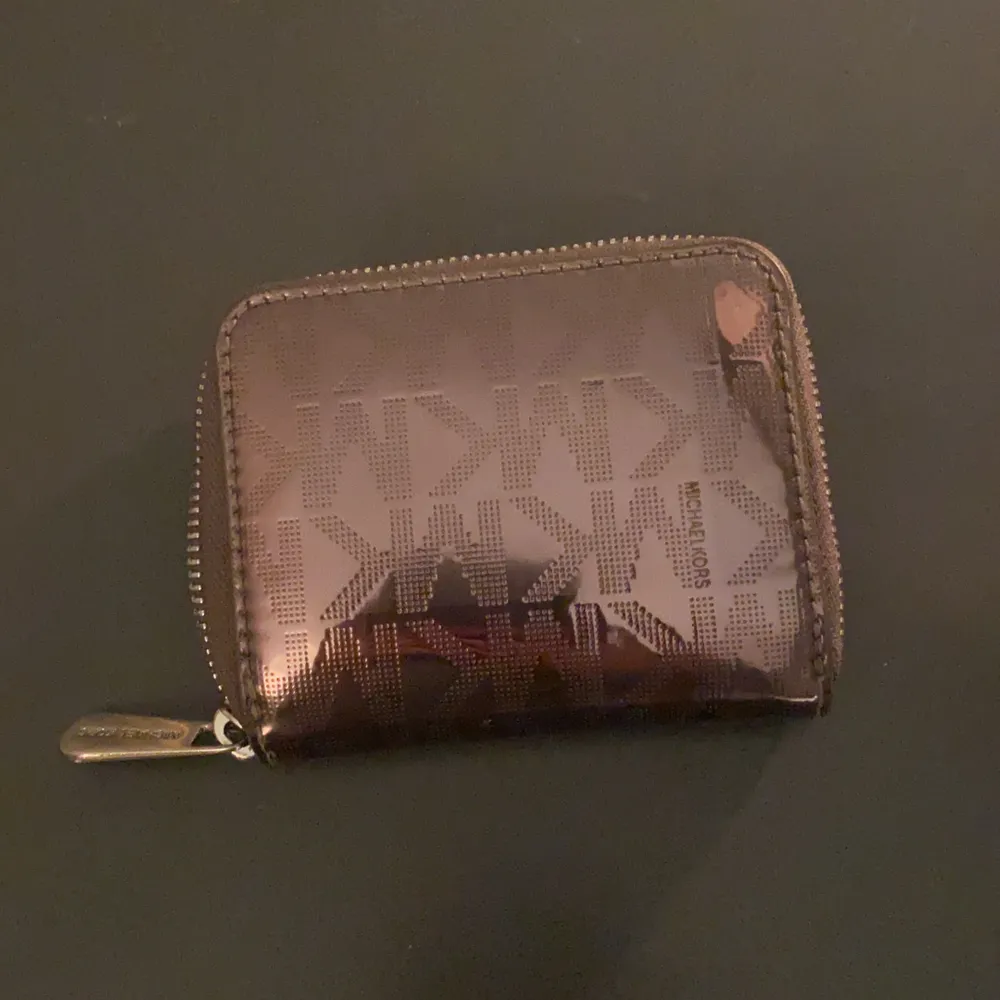 Fin plånbok från Michael kors köpt i San Fransisco🤍 250+frakt🙌🏼 rymmer flera kort, mynt och sedlar💓. Accessoarer.