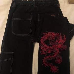 Supersnygga svarta skate jeans med rött draktryck bak på ett ben! Dem är i nyskick och säljes endast pga att dem inte kommer till användning. Köparen står för frakten 💜💜