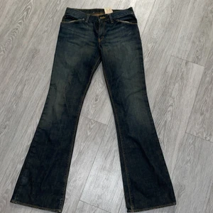 Ursnyggga lågmidjade jeans  - Jag vill se om det finns någon efterfrågan om dessa snyggingar. De är lågmidjade och utsvängda och väldigt mörk i färgen. Jag köpte jeasnen på en loppis men det är alldeles för små för mig då jag har storleken M i jeans:( hör gärna av er 