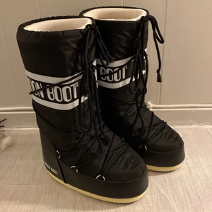 Moon boots - Säljer min jätte fina slutsålda moon boots för att dom nästan aldrig kommer till användning. Köpta för 1500, nästan helt nya (köparen står för frakten 