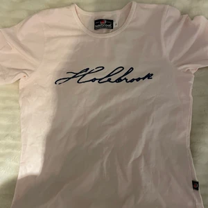 T-shirt - En t-shirt jag tyvärr inte använder, t-shirten är ljusrosa men en marinblå text. Även denna ger lite 2000s vibes superfin till ett par lågmidjade/medelhöga jeans 