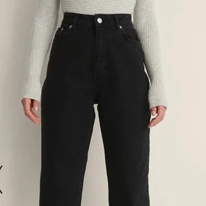 Jeans m slits  - Svarta jeans med slits i storlek 38 från NA-KD. Säljer pga för stora för mig.