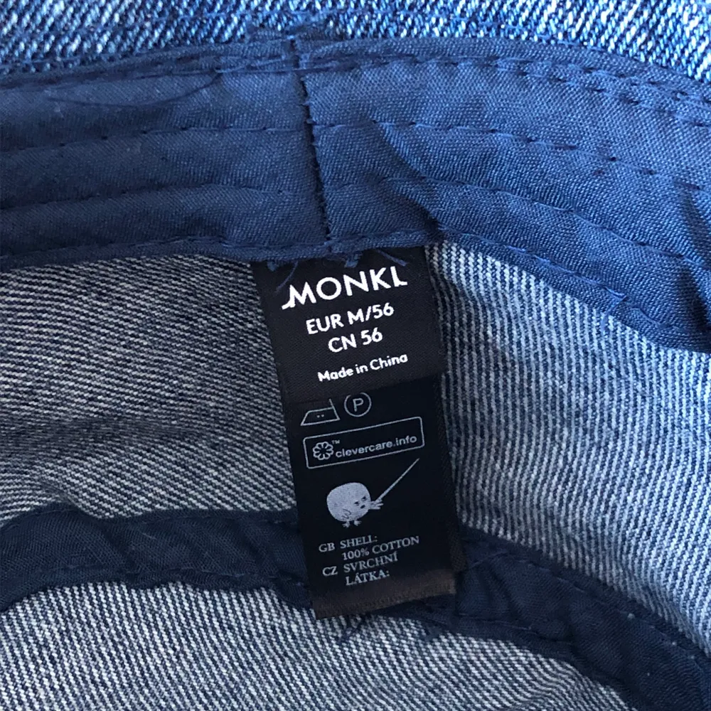 Jättefin sommarhatt i jeanstyg från Monki, strl Medium. Inga tecken på användning och den finns inte att köpa längre.. Accessoarer.