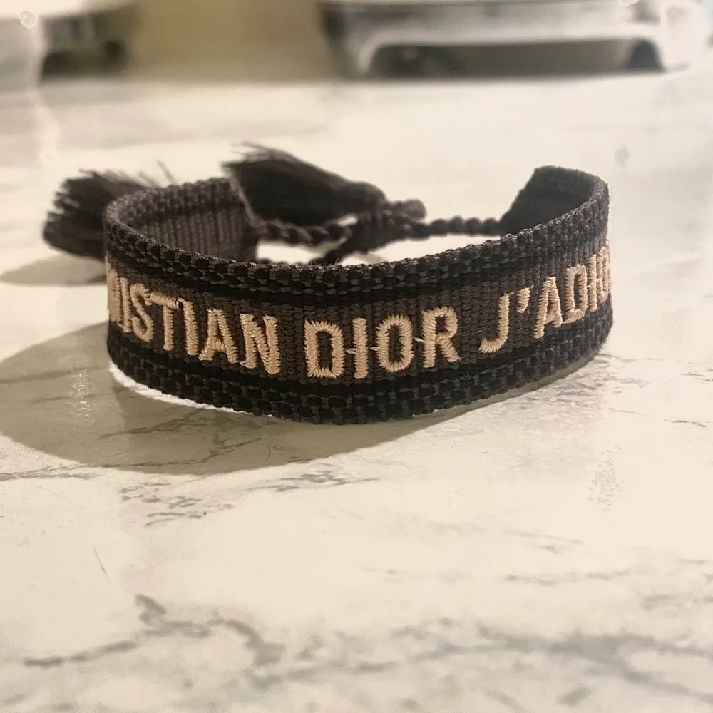 Två helt nya Christian Dior J’Adior armband. Inte äkta. Vet inte om jag vill sälja eller behålla så kom med bud✨. Accessoarer.