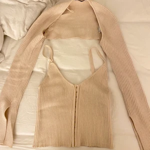 Topp  - Säljer min fina topp+bolero från Zara som är slutsåld. Det går att ha toppen utan boleron och tvärtom.