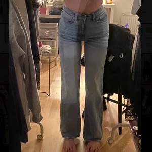 Säljer dessa underbara jeans då de är lite för små för mig nu:( de är i storlek XS och är PERFEKT i längd för mig som är 169cm! De passar även en S skulle jag säga. Hör bara av er om ni undrar mått osv💕