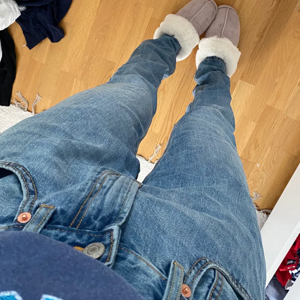 Jättefina blåa jeans från Lager 157, low/mid waist💘 Strl 31/34💕 Långa på mig som är 173💘🙏🏻 Frakt 66kr spårbar💘🤝. Jeans & Byxor.