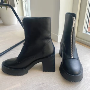 ZARA BOOTS (37) - Ett par svarta boots ifrån zara, köpta i vintras, använda endast två gånger så nästintill nyskick. Storlek 37. Stor bred klack, så väldigt sköna att gå i. Silvrig dragkedja. 