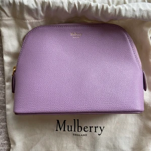 Mulberry nessesär  - Säljer min fina nessesär från Mulberry. Fick i present 2019 och vet att den är från NK. Använd ca 2 gånger men inget täcken på användning. Bud från 1500kr