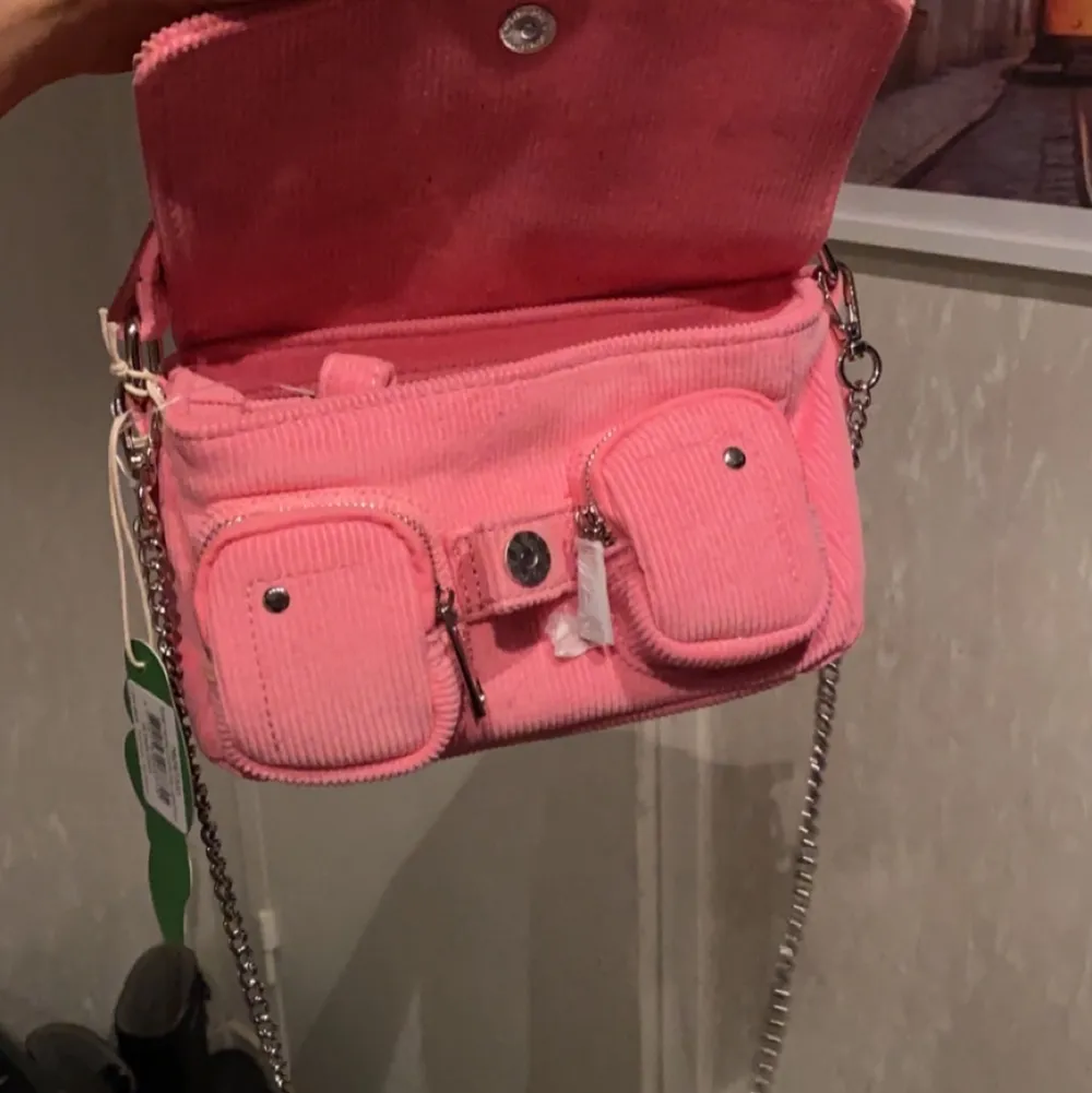 Ny jättefin rosa nunoo väska med två olika band och prislapp kvar.. Väskor.