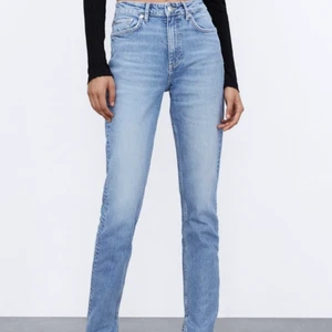 Zara jeans! - Ett par så snygga jeans från zara! Helt slutsålda på zaras hemsida och butik. Väldigt fint skick, kom privat för frågor💕