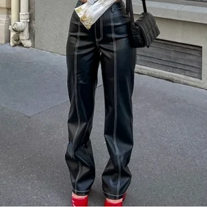 Skinnbyxor - Säljer dessa skinnbyxor ifrån NA-KD som jag köpte här på plick men va tyvärr för stora:/, dom är verkligen SUPER fina och faktsikt sköna! Dem är som nya då förra säljarn endast använt dem en gång och jag bara testat dem💕Dem är i strl 34 och är normalstorla, säljer för 300kr + frakt på cirka 70kr (bilderna är ifrån förra säljaren)