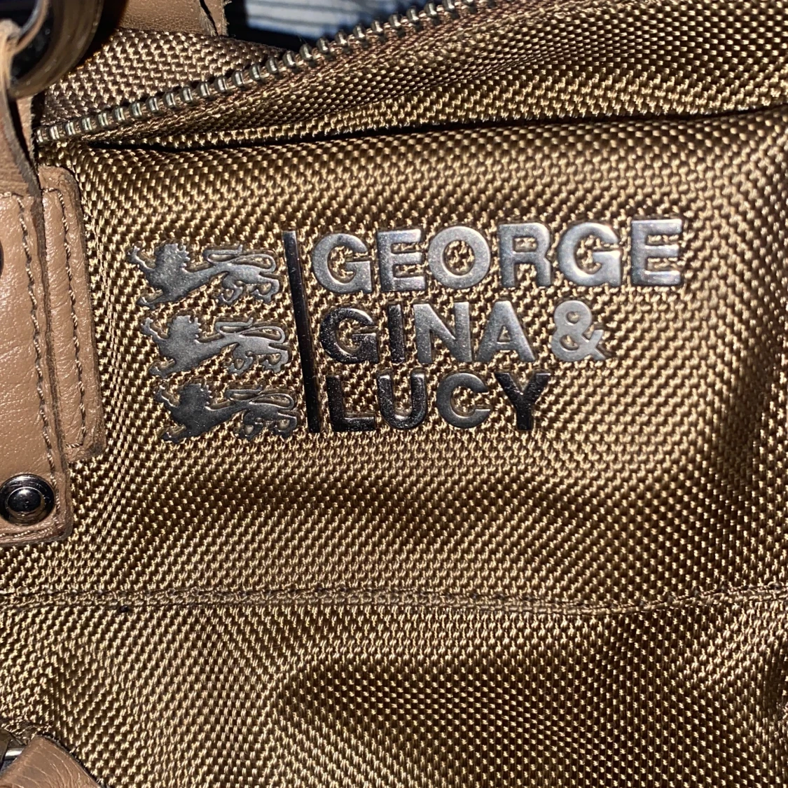 George Gina Lucy Väska  - 91