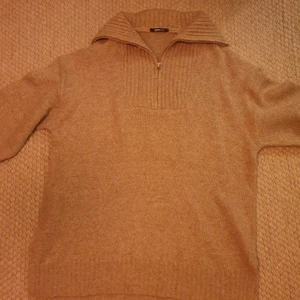 Oversized stickad tröja, stl XL - Oversized beige stickad tröja från Gina tricot. Aldrig använd. Frakt tillkommer.