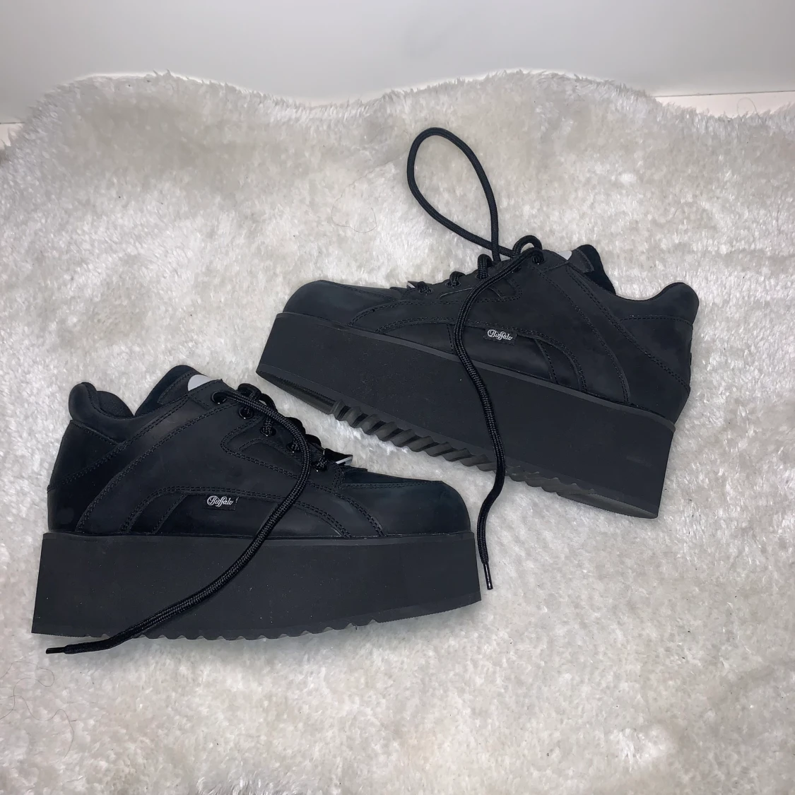 BUFFALO LONDON svarta platform sneakers