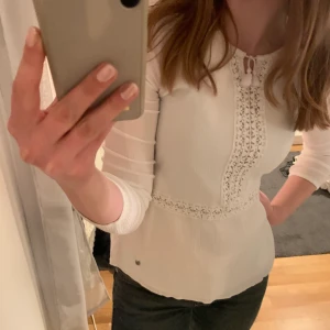 Vit blus - Helt oanvänd, så i nyskick. Väldigt liten i storleken skulle säga att den sitter som en M. Frakt tillkommer💕💕
