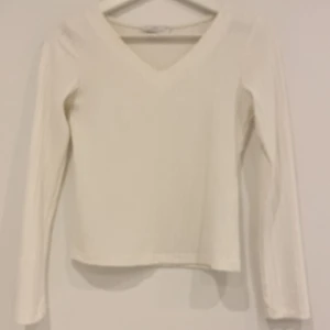 Vet inte riktigt  - Jätte fin tröja som jag aldrig har använt och inte behöver mer jag kommer inte ihåg vart jag köpte den och jag kan inte se vart den är ifrån 