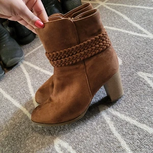 Storlek 37 - Köpte Jag köpte den för ett år sedan, de har inte använts mycket 2 3 gånger   