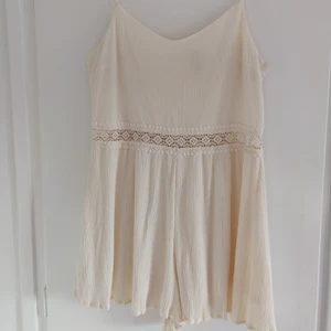 Playsuit - Söt playsuit med spaghettistraps. Benvit med fin broderidetalj som går hela vägen runt. Kommer tyvärr inte till användning längre. Fint skick💓 Kan mötas upp i Uppsala alt skicka mot att köparen står för frakt 