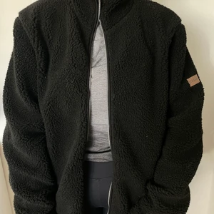 Teddyjacka - Fin teddyjacka i bra skick. Endast använd en gång. Nypris 400kr