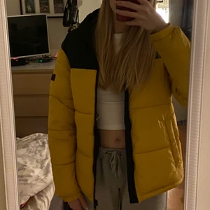 Jack & Jones tunnare dunjacka, gul (L) - Lite tunnare dunjacka från Jack and jones, med märke kvar på vänster arm, gul, använd EN gång, nypris: 400kr