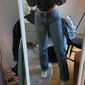 Zara jeans  - ❗️INTRESSEKOLL❗️ på mina zara Mid rise jeans. Säljer pågrund av att de inte kommer till användning , det är inga problem med jeansen och de är som nya . Köparen står för frakt och köpt är köpt( står heller inte för postens slarv❤️( inte mina bilder kom privat för egna ) kontakta mig för intresse 