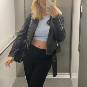 Svart skinnjacka  - En svart skinnjacka som tyvärr inte kommer till användning🖤 